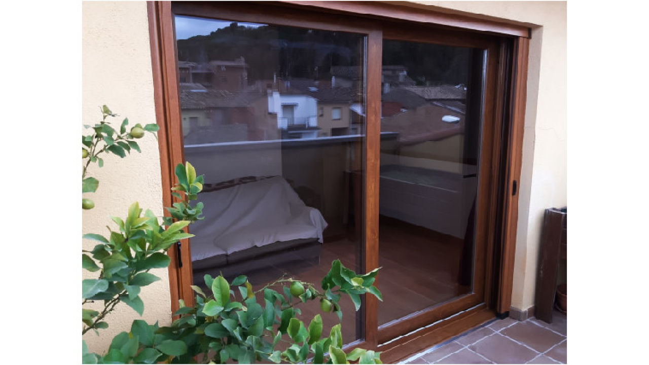 Mosquitera oruga de dues fulles amb balconera corredissa de PVC de Finestra Confort